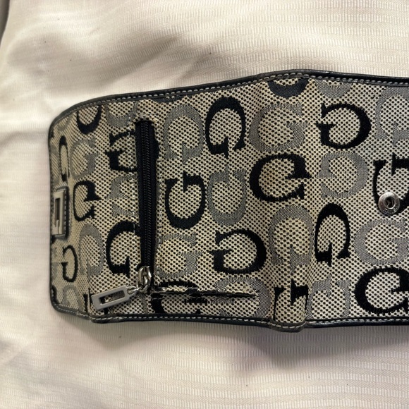 G by Guess Y2K Shoulder Bag w/ Multiple Zippers & Signature Print - Picture 14 of 16